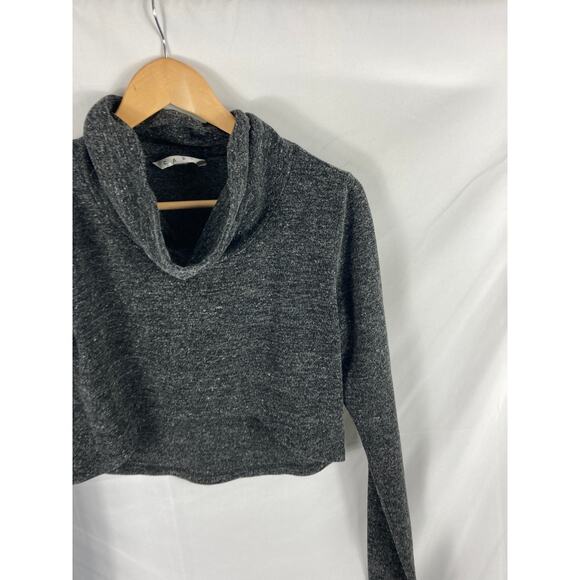 CAbi Glee Grey Pull Over Crop with Thumbholes Medium - Picture 2 of 6